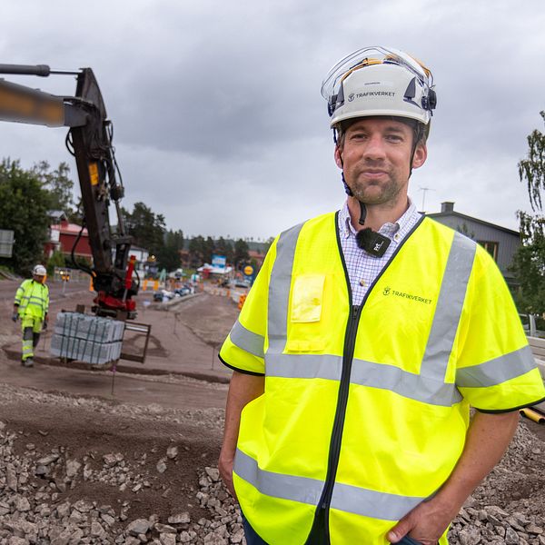 Trafikverkets Mikael Oscarson står framför en grävmaskin.