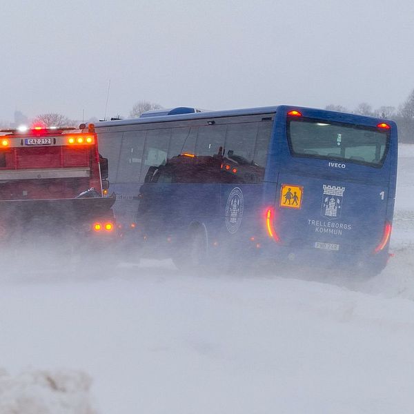 snörök, bärgningsbil vid sidan om skolbussen i diket