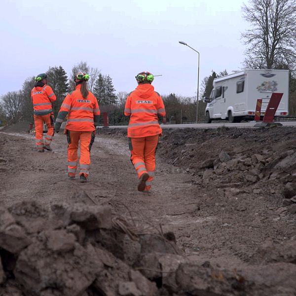 Branschen undersöker nu vilka åtgärder som behöver göras för att säkra arbetsmiljön för vägarbetare.