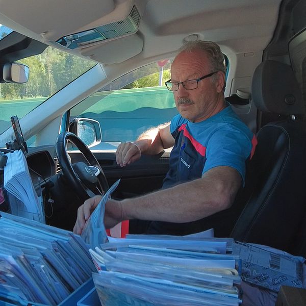 Brevbäraren Kenneth Momqvist delar ut post från sin bil i Sälen.