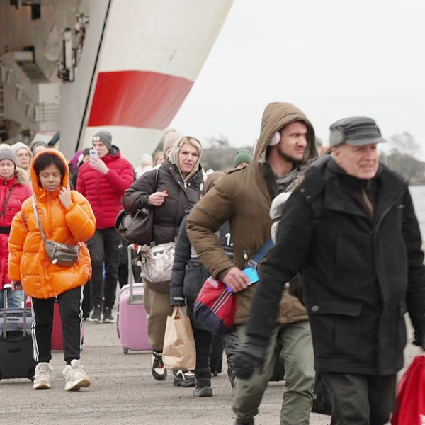 Flyktingar fårn Ukriana anländer till Sverige.