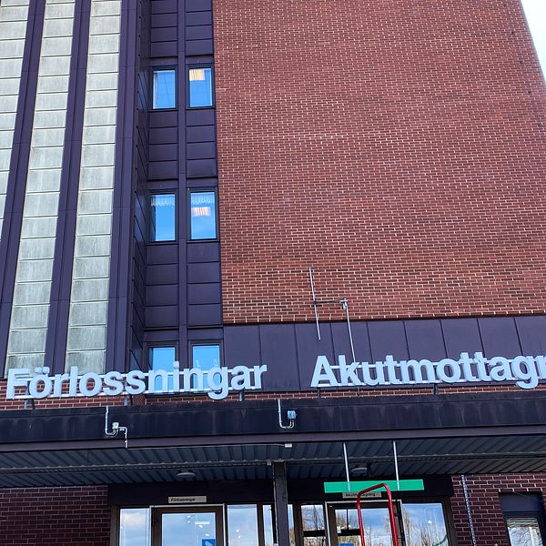 Blekingesjukhusets fasad i Karlskrona vid entrén till förlossningar och akutmottagningen.
