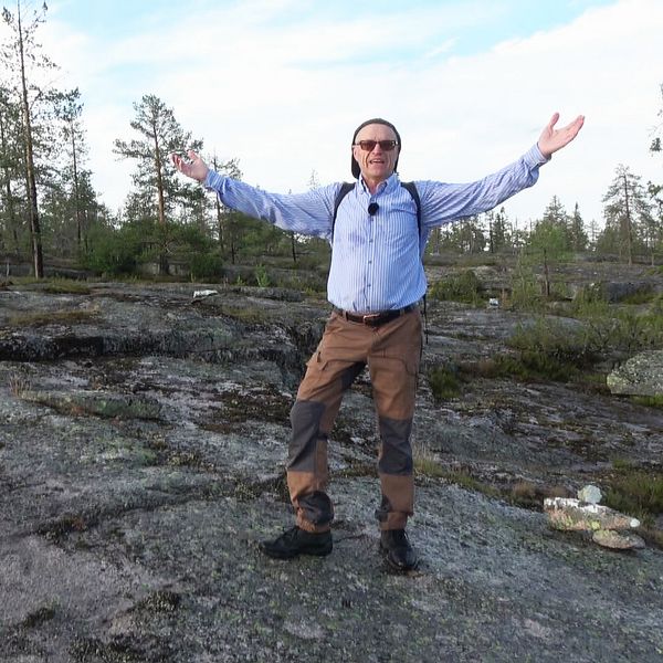 Sune Nilsson står på en klipphäll  på vandringsleden i Armasjärvi .