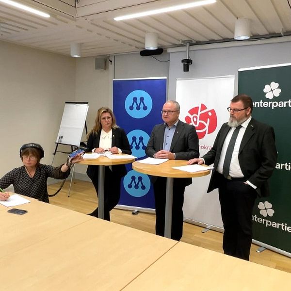 tre politiker vid en presskonferens