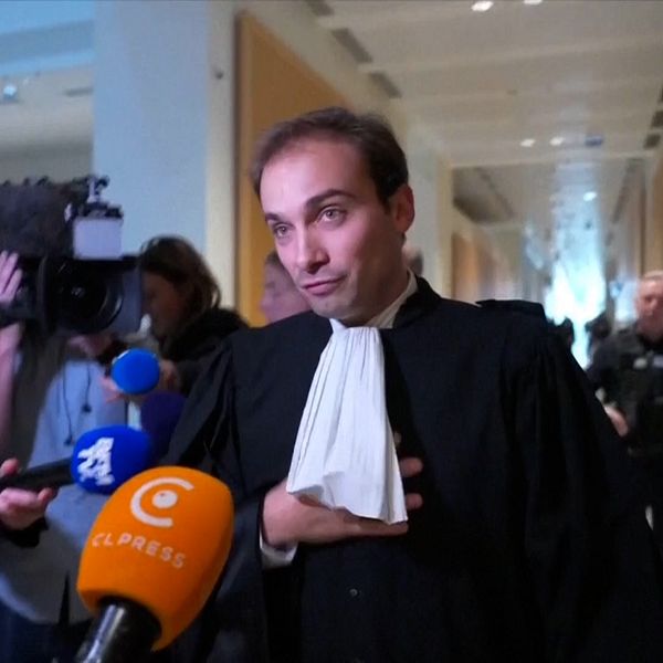 Försvarsadvokaten Adrien Sorrentino intervjuas av media efter häktningsförhandling.