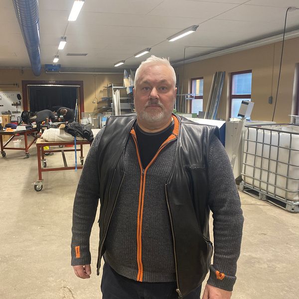 Håkan Eriksson vd och ägare till företaget SIAK i Sundsvall Härnösand och Östersund står inne i sin verkstadslokal i Sundsvall i bakgrund arbetar anställda med plåtar