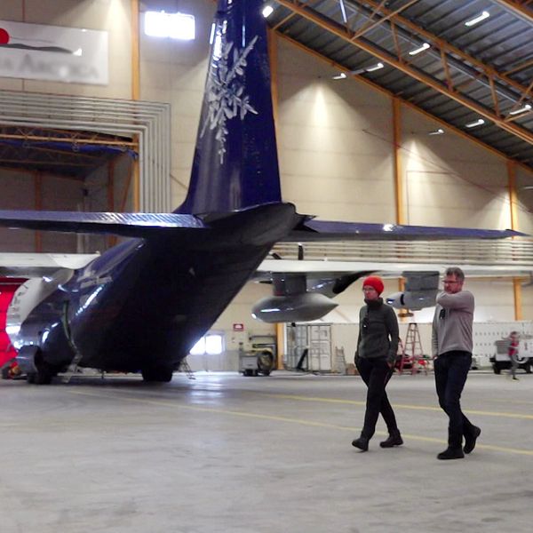 Ett stort flygplan inne i den jättelika hangaren i Kiruna.