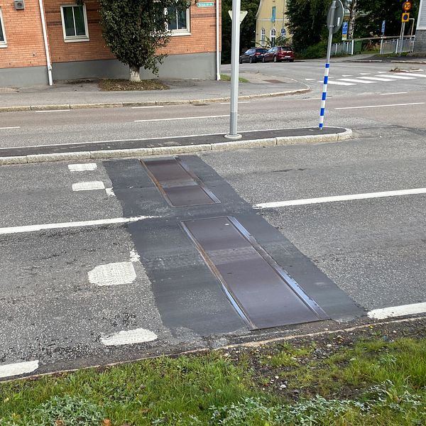 Två aktiva farthinder eller falluckor som de kallas. Platsen är Bergsgatan i Sundsvall som både är stadsgata och E14.