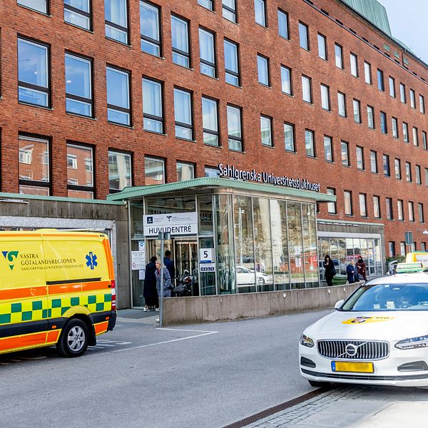 En ambulans står framför huvudentréen till Sahlgrenska