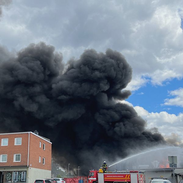 Svart rök från Coop i Arvidsjaur efter att en kraftig brand brutit ut i butikslokalen.