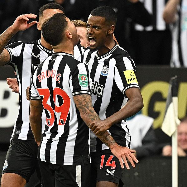 Alexander Isak firar sitt mål mot Manchester City.