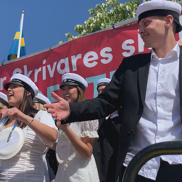 Flera studenter är glada och firar
