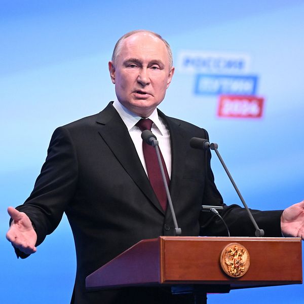 Vladimir Putin under sitt segertal, i vid talarstol.
