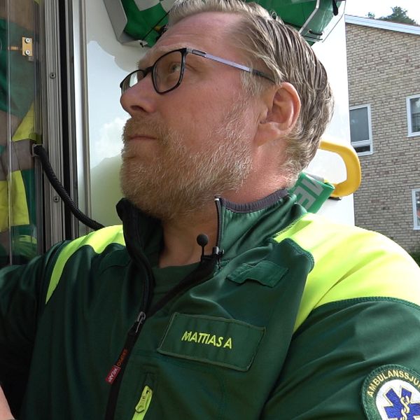 en ambulansförare baktill en ambulans