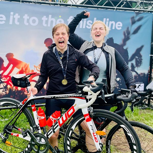 Emma Sjögren och Marcus Gidekull firar i mål efter motionsloppet