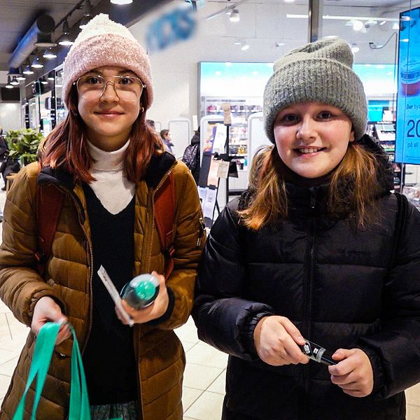 Elvaåringarna Alice Von Porat och Maja Larsson står i en galleria i Eskilstuna.