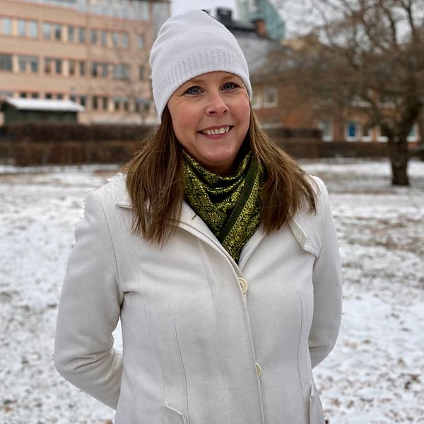 Elisabeth Strand Hübinette står i Vasaparken utanför en förskola i Västerås