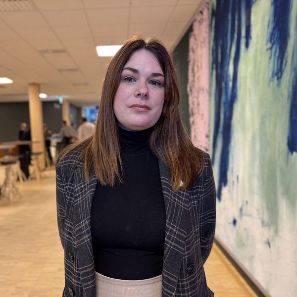 I klippet förklarar Julia Berg(S) varför hon tycker att det är rätt att kommunen ska kunna stoppa utbetalningar till skolor om de misstänker att fel kan ha begåtts.