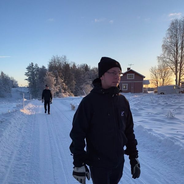 Hampus från Dorotea i vinterkläder utomhus på vintern.