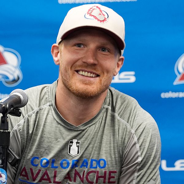 Hockeyspelare från Colorado Avalanche vid presskonferens, mikrofon synlig.