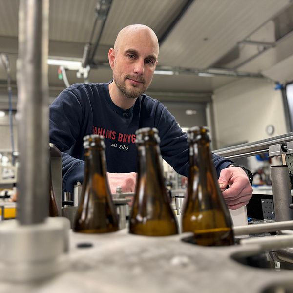 På Sahlins struts är bryggeriet igång för fullt, man ser en bryggtillverkare, och några dryckesflaskor i förgrunden.