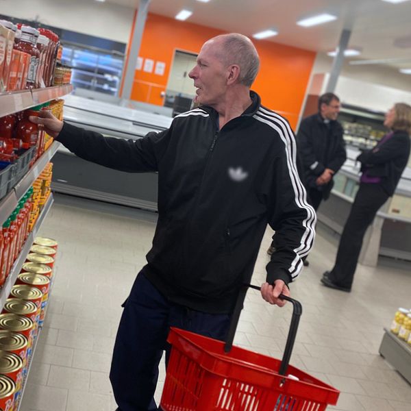 Kund handlar i Matmissionens butik i Linköping