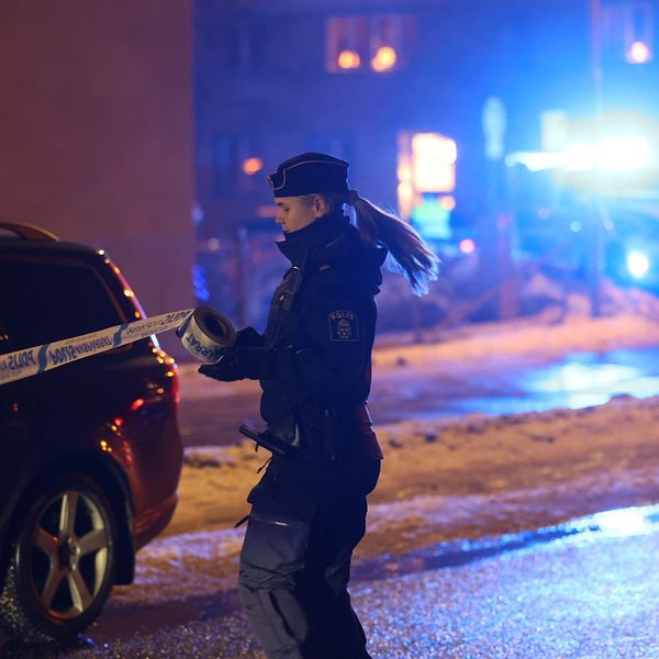 Polis rullar ut avspärrningstejp.