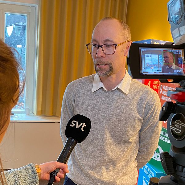 Håkan Wirén, enhetschef Länsstyrelsen, blir intervjuad av reporter Ebba Öberg.