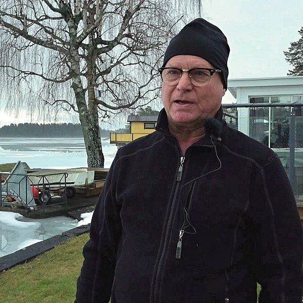 Peter Karlsson som är uppvuxen på Viudden berättar att vattennivån på Glan är ovanligt hög just nu.