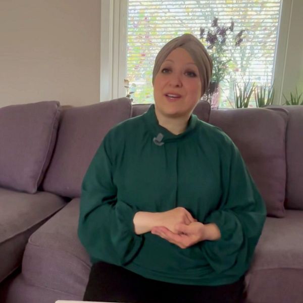 Mariam Salem (MP) sitter i en soffa och berättar om nya kommunalrådsposten