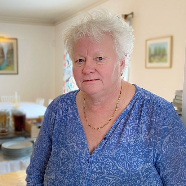 Monica Johansson står framför lunchbuffén på sin restaurang.