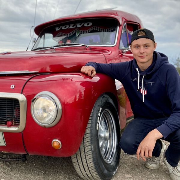 Anton Thelin sitter på huk bredvid sin vinnar-epa, en Volvo Duett från 1962.