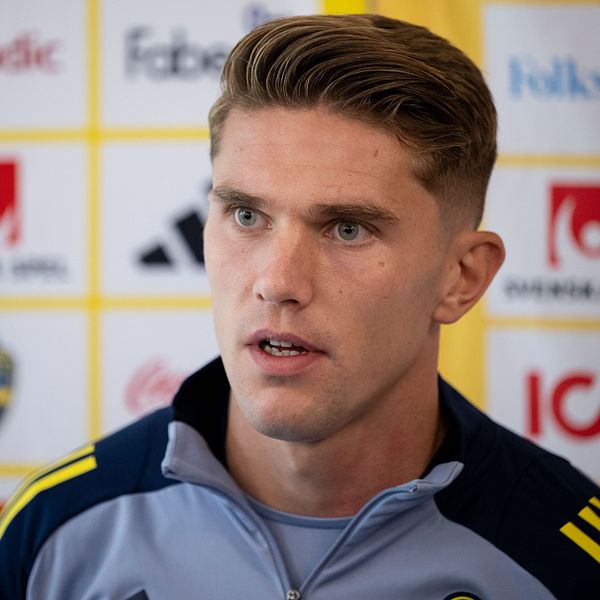 Viktor Gyökeres intervjuas inför pressvägg med svenska landslagets sponsorer.
