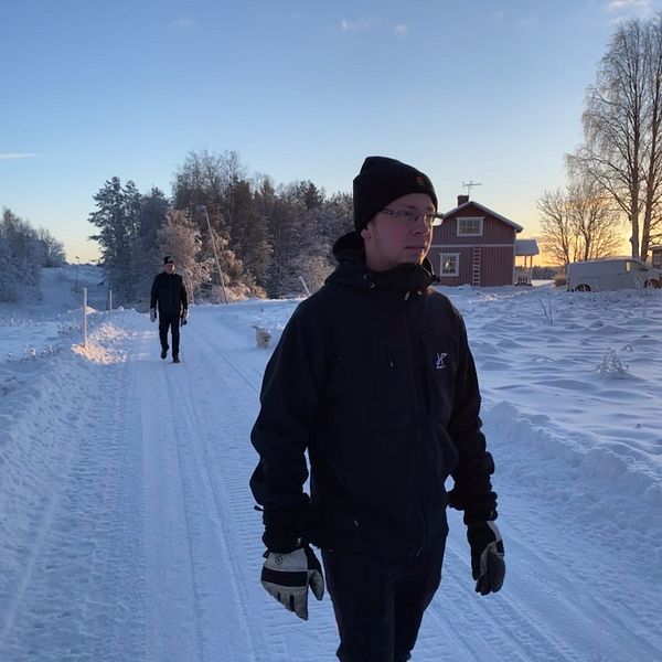 Hampus från Dorotea i vinterkläder utomhus på vintern.