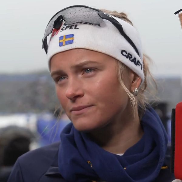 Skidåkare med Fischer-skidor och Swix-stavar i vintermiljö.