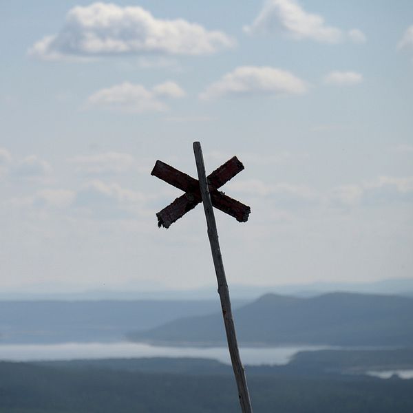 Risken för laviner är betydande på flera håll i fjällkedjan. Snöoväder och drevsnö gör läget osäkert, enligt Naturvårdsverkets lavinprognoser.