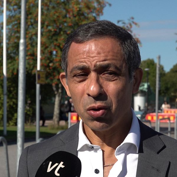 Vuxenutbildningschefen intervjuas utomhus om distansstudier och elevantal.