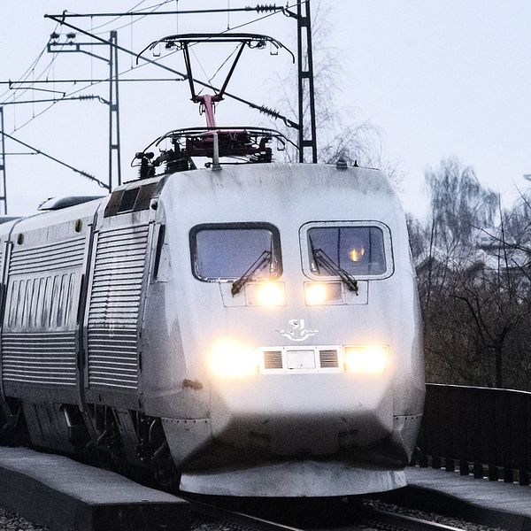 Ett SJ-tåg på räls .