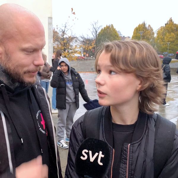 Pixi Brostedt med sin pappa efter skoldramat i Västerås