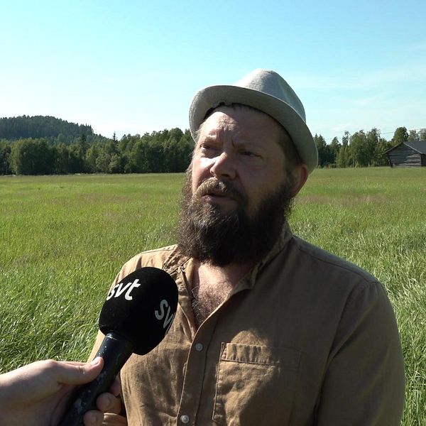 Intervjubild med Pelle Johansson på en äng