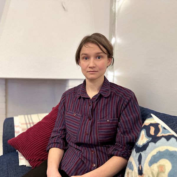 Emma från Kvinnojouren i Umeå sitter i en soffa