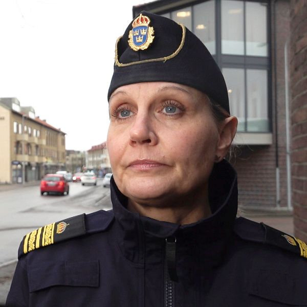 Ulrica Strömkvist är lokalpolisområdeschef i Falkenberg. Här står hon utanför polishuset.