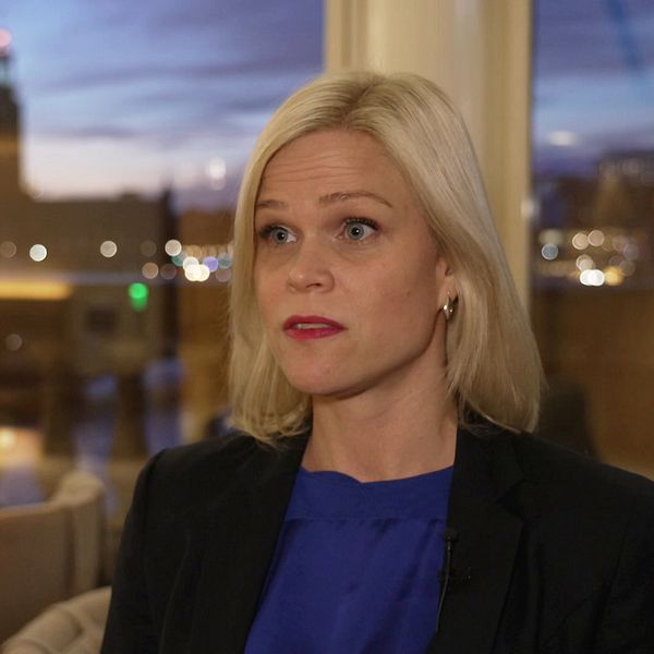 biträdande arbetsmarknadsminister Paulina Brandberg (L) – en kvinna med blond page som intervjuas i riksdagshuset