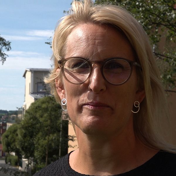 Närbild på personen Sara Larsson med östersund och storsjön som bakgrund