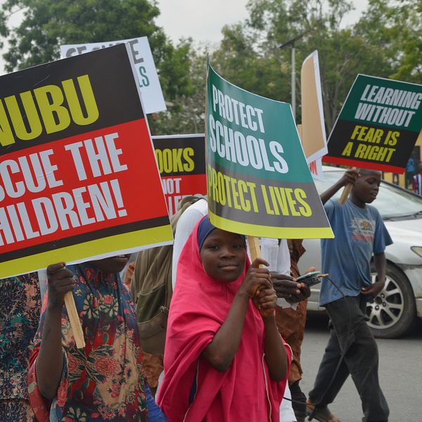 Protesterande i Abuja med skyltar mot kidnappningar av nigerianska skolbarn