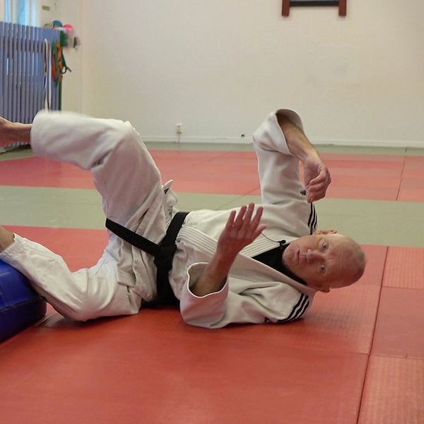 Judoinstruktören Rolf Westlund visar fallteknik i sina judokläder i övningslokalen i Göteborg.