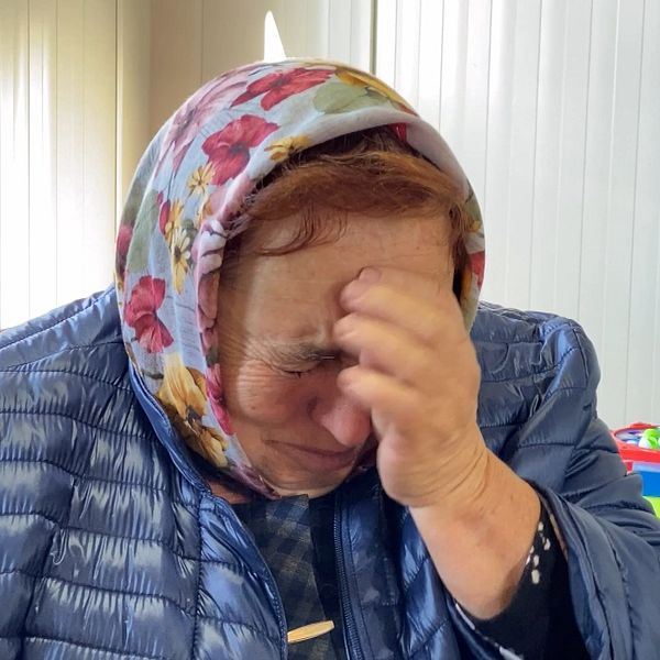 Äldre ukrainsk kvinna gråter när hon berättar om kriget. Hon sitter i en hjälpbarack på den rumänska sidan gränsen i Siret.