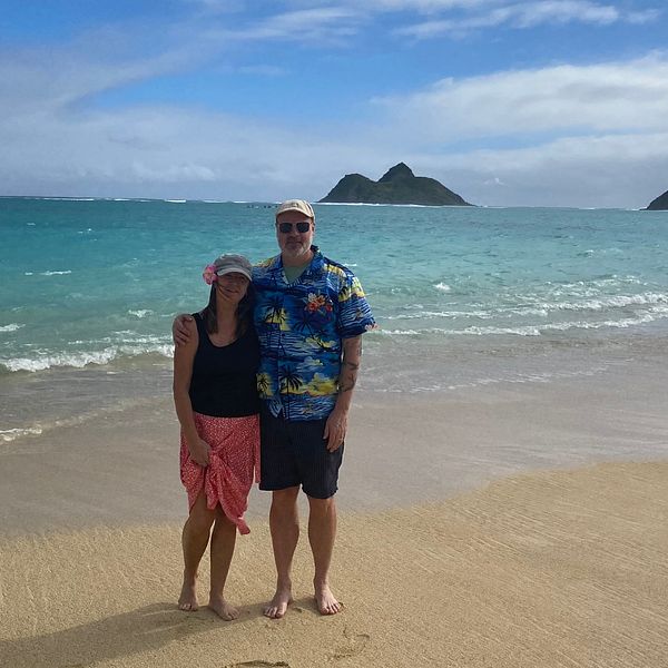 Anna Dahlgren och Per Persson på en strand i Hawaii  i samband med inställd flygresa