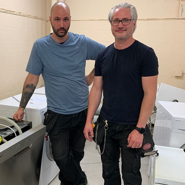Fastighetsteknikerna Joakim Hedenskog och Daniel Iversen står i en förrådslokal.