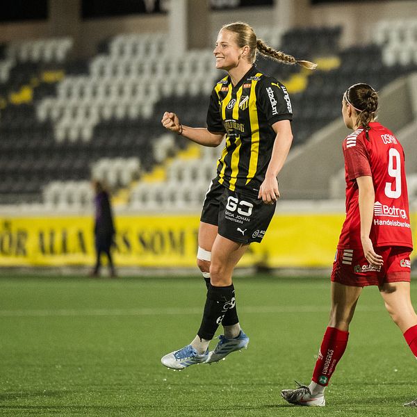 Anna Anvegård firar efter matchen mot Linköping på fotbollsplanen.
